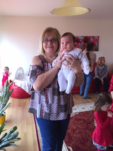 Vecmāte Aija Mikova domā, ka laikam ne velti viņai ir ielikts vārds Aija, kas asociējas ar šūpuli.	
Autors:  no personiskā arhīva