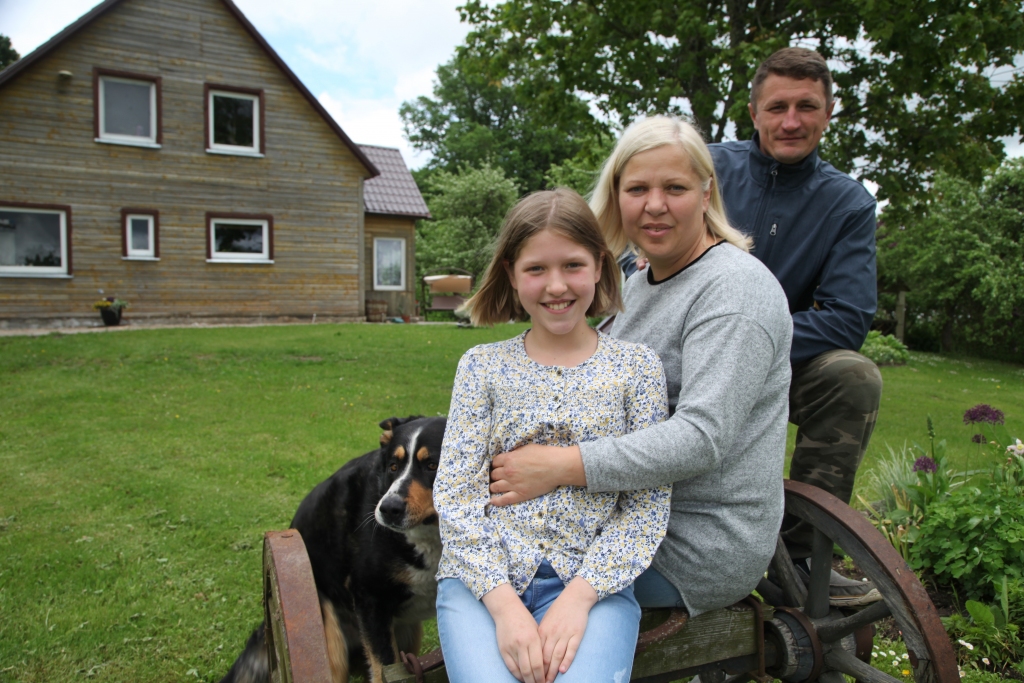 Inese Lesiņa kopā ar vīru Uldi un jaunāko meitu Martu Paulu pie ģimenes mīļajām “Selgām”. Kur saimniece, tur arī četrkājainais mājas sargs Rūdolfs. 
Autors: Gatis Bogdanovs