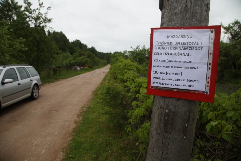 Juris Začs regulāri uzliek informāciju ar aicinājumu mazdārziņu īpašniekiem un nomniekiem ziedot ceļa remontam, bet bieži vien šī informācija ātri vien tiekot norauta. 
Autors: Gatis Bogdanovs