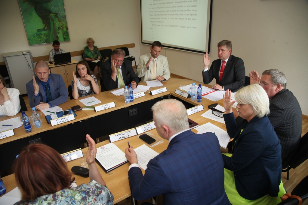 Trīs partijas ir vienojušās kopīgam, produktīvam darbam. Tie ir 6 deputāti no Zaļo un Zemnieku savienības, 4 – no “Reģionu alianses”, kā arī 3 “No sirds Latvijai” pārstāvji. 
Autors: Gatis Bogdanovs