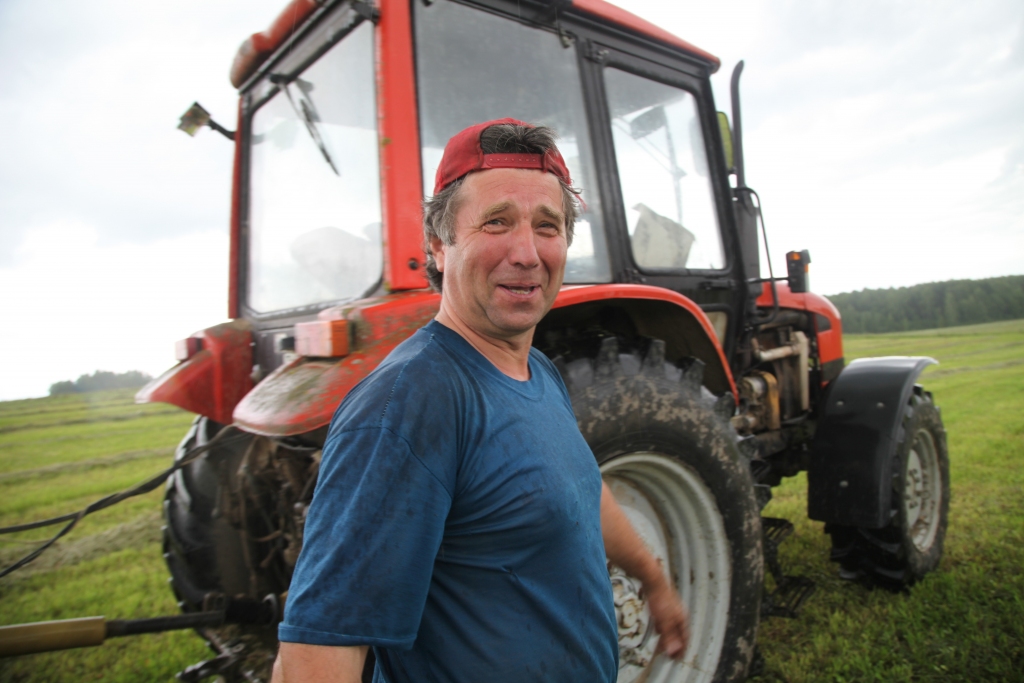 Daukstu pagasta zemnieki Uldis (attēlā) un Sandis Hanzeni saimnieko bioloģiski – videi draudzīgi. Uldis nodarbojas ar piena lopkopību, dēls Sandis – ar gaļas lopiem. 
Autors: Gatis Bogdanovs