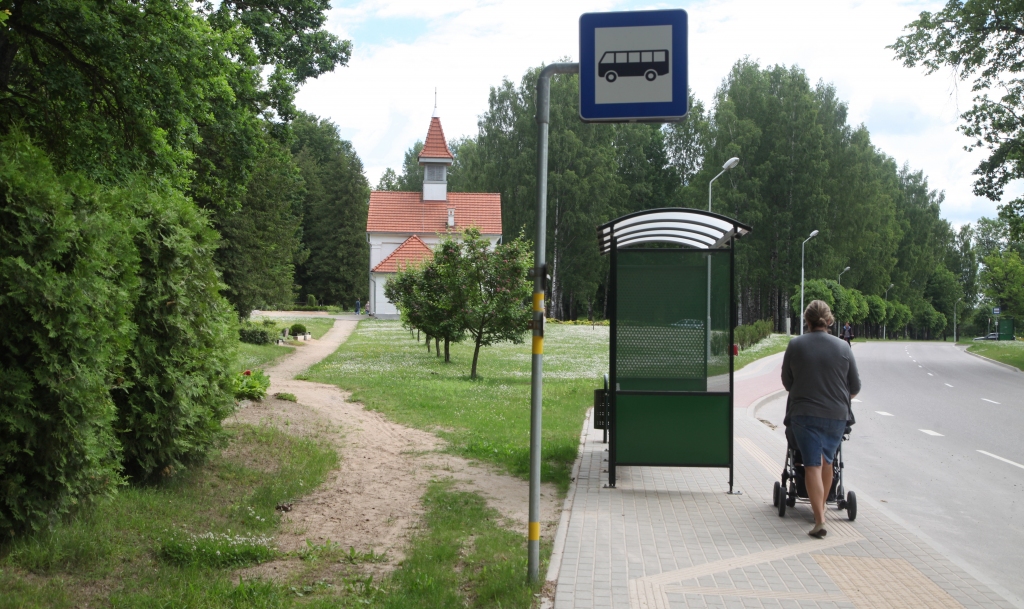 Vai vajadzētu klāt uz ietves skujas bēru dienā? “Dzirkstele” par to ir uzklausījusi divus krasi pretējus viedokļus. Ja kādam tā liekas cieņas izrādīšana aizgājējam, tad citam – traucē pārvietoties pa ietvi. Mīļā miera labad turpmāk skujas netiks klātas.  
Autors: Gatis Bogdanovs