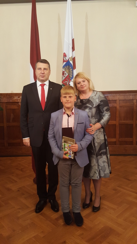 Valsts prezidents Raimonds Vējonis, atklājot 14.jūnija deportācijām veltīto konferenci, atzina, ka Sibīrijas bērni ir piemērs cilvēka gara spēkam arī šodien, un aicināja šos likteņstāstus vienmēr atcerēties. Konferencē ar savu lasījumu uzstājās arī Gulbīša vidusskolas skolnieks Eduards Stabiņš. Ar dēla paveikto lepojas arī viņa mamma Sarmīte Supe-Stabiņa.                                                                                             
Autors: no personiskā arhīva