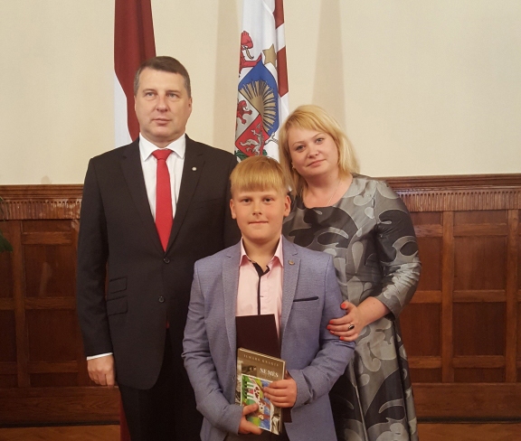 Valsts prezidents Raimonds Vējonis, atklājot 14.jūnija deportācijām veltīto konferenci, atzina, ka Sibīrijas bērni ir piemērs cilvēka gara spēkam arī šodien, un aicināja šos likteņstāstus vienmēr atcerēties. Konferencē ar savu lasījumu uzstājās arī Gulbīša vidusskolas skolnieks Eduards Stabiņš. Ar dēla paveikto lepojas arī viņa mamma Sarmīte Supe-Stabiņa.                                                                                             
Autors: no personiskā arhīva