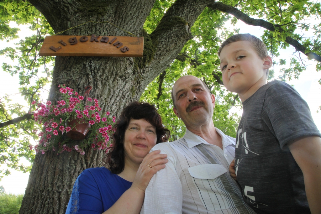 Rudīte un Dainis Anzoni kopā dēlu Ēriku vislabāk jūtas visi kopā savā pagalmā, dižā ozola pasargāti.  
Autors: Gatis Bogdanovs 