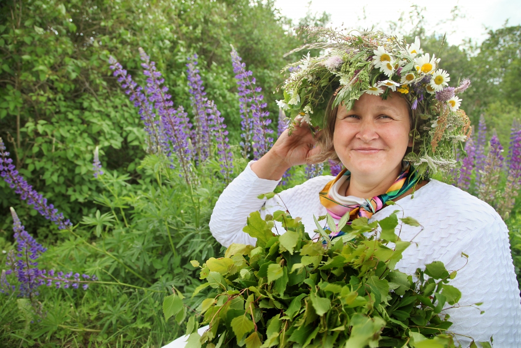 Uzpin vainagu! Viena no Līgo svētku svinēšanas tradīcijām ir vainaga pīšana. Zāles, kas sapītas aplī, ir dabas skaistuma, spēka un mūžības simbols. Un ja vainagu pin pati, kā to dara Līga Tuļķe no Beļavas, tam piemīt jo īpaša burvība. 
Autors:  Gatis Bogdanovs