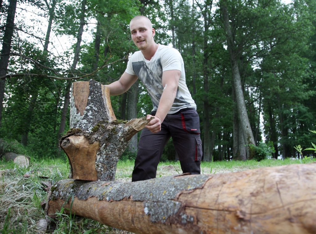 Artūrs Kravalis zina, ka dzīvē nekas nenāk viegli, ja nu vienīgi laimē miljonu loterijā. Viņš uzskata, lai kaut ko dzīvē sasniegtu, ir jābūt mērķim citādāk nevar, un vēl viņš dzīvo pēc principa – nedarīt nevienam ļaunu, bet gan darīt labas lietas.  
Autors: Gatis Bogdanovs