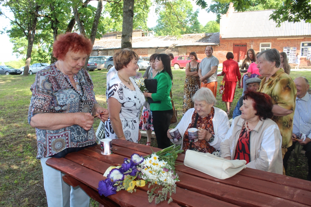Ar īpašu krūzīti, uz kuras attēlots Krapas parks, tika sveikti vecākie Krapas iedzīvotāji.   
Autors:  Irita Laure