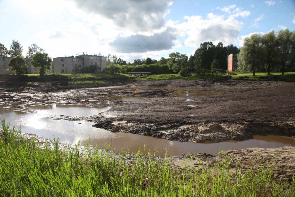 Lai atkal varētu peldēties Stāķu dīķī! Ar šādu domu norit ūdenstilpes tīrīšana. Arī teritorija tiks sakopta un labiekārtota. Vasarā dīķis kalpos peldēties gribētājiem, bet ziemā uz tā varēs slidot.    
Autors: Ginta Alberte