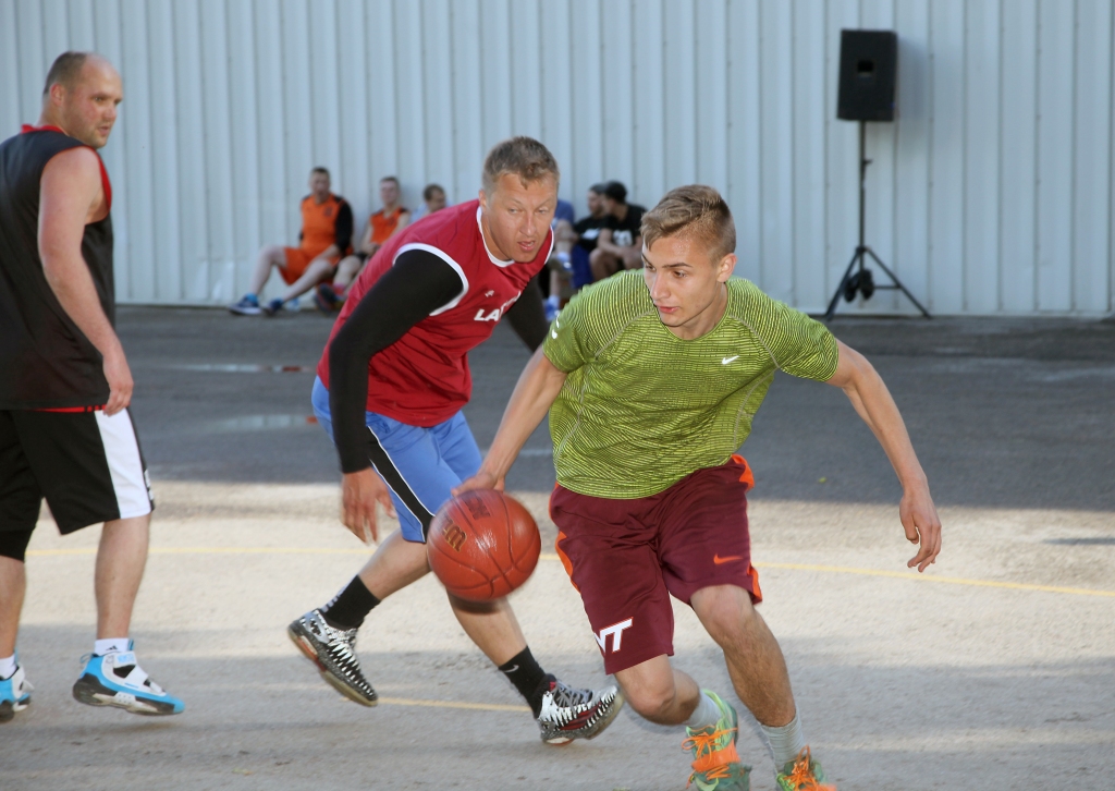 komandas “Es negribu skriet” spēlētājs gulbenietis Rinalds Ozers (no labās) pierādīja, ka vēlme skriet viņā tomēr ir apbrīnojama.       
Autors: Gatis Bogdanovs