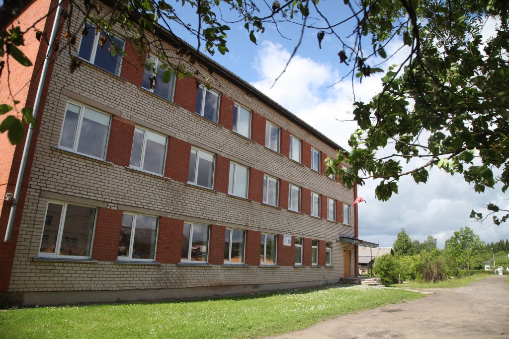 Nosiltinot fasādi un nomainot jumtu, Gulbenes 2.vidusskolas internāta ēka kļūs energoefektīvāka.   
Autors: Gatis Bogdanovs