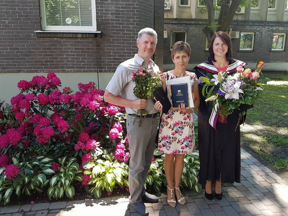 Mairita Buklagina kopā ar mammu Ingu un tēti Igoru savā izlaidumā.                    
Autors:  no personiskā arhīva