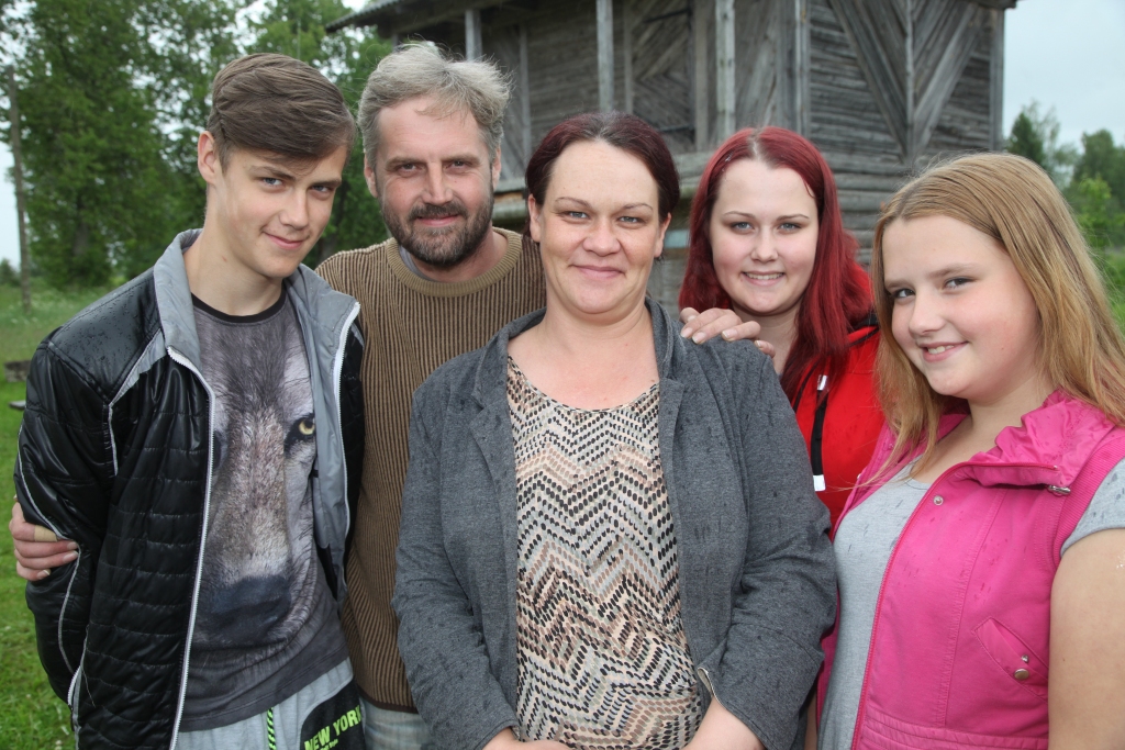 “Mūsu spēks ir mūsu kuplajā ģimenē,” uzskata tirzmaliešu Ineses un Mārtiņa Skudru ģimene. Kopā ar vecākiem – dēls Artis, meitas Jolanta (no kreisās) un Justīne.                                                                                                                                                                                                           

Autors: Gatis Bogdanovs  