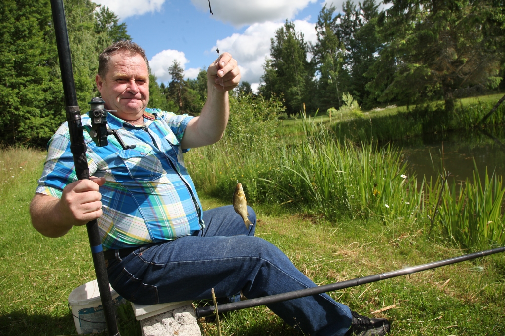 Starplaikos starp nopietnajām zvejām Igors mēdz pasēdēt arī tuvējo dīķu krastos un “paniekoties” ar kādu karūsiņu. Kas zina, varbūt izdosies tikt pie zelta zivtiņas, tad varēs lielo samu izlūgties. 
Autors: Gatis Bogdanovs