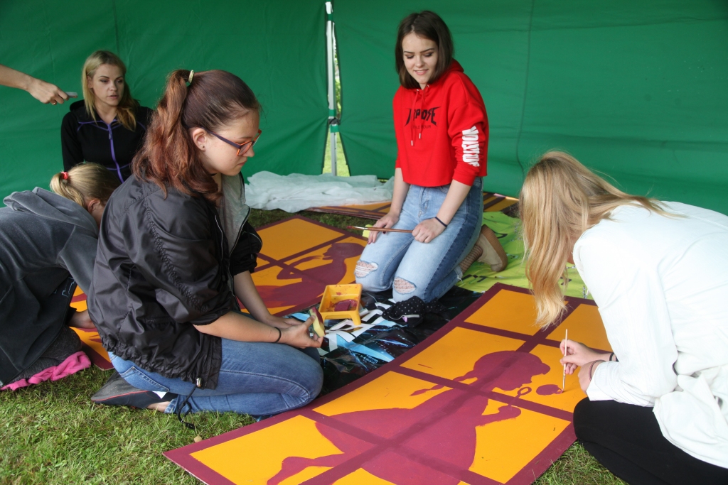 Radošajā darbnīcā ikvienam interesentam bija iespēja apvienot patīkamo ar lietderīgo – apgleznot preskartona logus, kuri uz Novadnieku dienām tiks praktiski pielietoti.	
Autors: Gatis Bogdanovs
