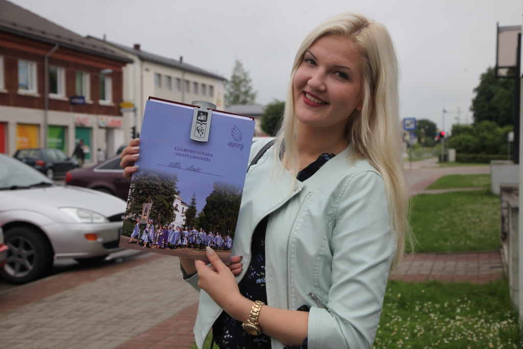 Ģimnāziste Ulla Zaķe atzīst, ka, saņemot sertifikātu, sajūta ir apbrīnojama, jo, ieraugot eksāmena rezultātus, tāds kā akmens esot novēlies no sirds. “Man ļoti patīk mācīties, un esmu gandarīta par paveikto. Neliekas, ka ir pabeigta 12.klase. Šķiet, ka es tikai nesen sāku mācīties ģimnāzijā. Šobrīd ir tāda brīvības sajūta, kaut gan jādomā par tālākajām mācībām Rīgā,” saka Ulla.
Autors: Gatis Bogdanovs