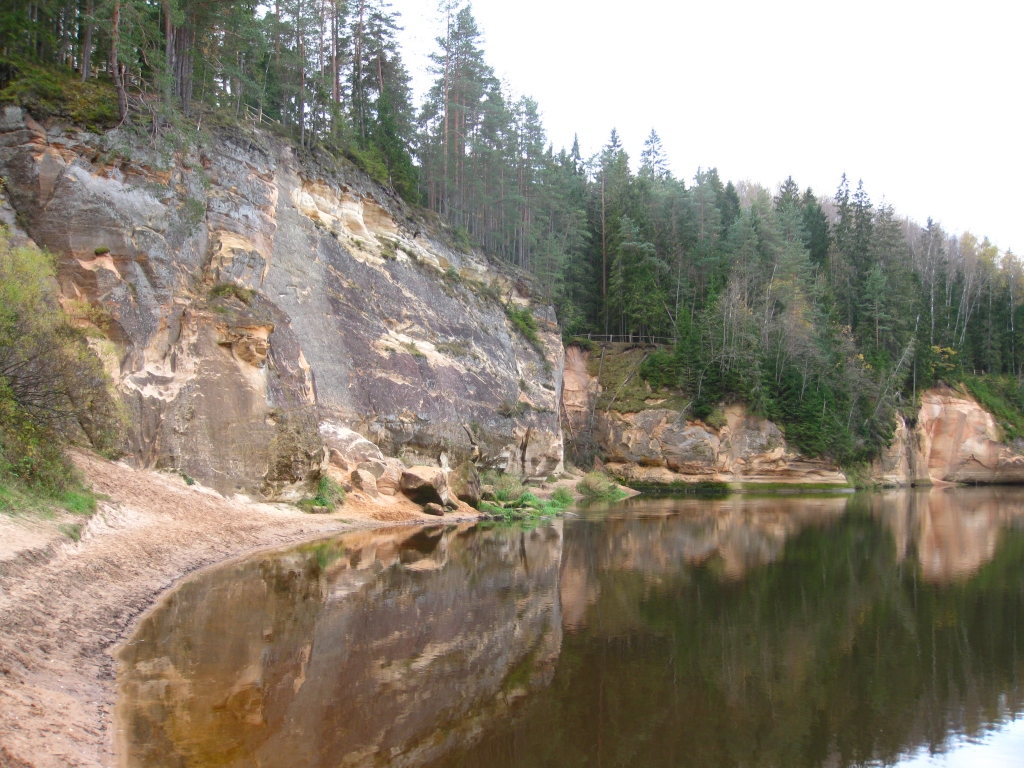 Stāvās, majestātiskās Ērģeļu klintis apbur ar savu varenību. Šīs klintis ir viens no populārākajiem tūrisma objektiem Gaujas Nacionālajā parkā. 
Autors: Pārsla Konrāde