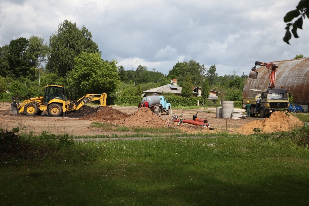 Gulbenes 2.vidusskolas vecais sporta laukums ir pārbūves procesa sākumā. Tam jākļūst par mūsdienīgu sporta bāzi.
Autors: Gatis Bogdanovs