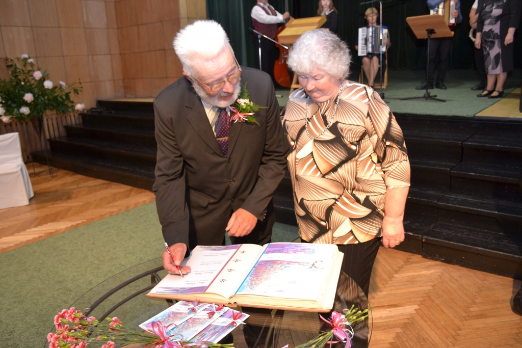 Astoņdesmit gadus vecais lizumnietis Jānis Ziediņš, Lizuma pagasta senioru aktivitāšu kūrētājas Dzirkstītes Baltiņas mudināts, izdara ierakstu dižjubilāru Goda grāmatā. 	
Autors: Aigo Atis Āboliņš 