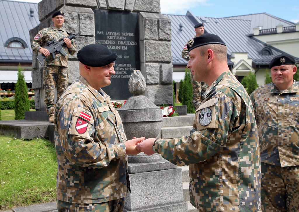 Divas nedēļas jau Gulbenē, bet kopš 6.jūlija majors Ģirts Pintāns (no kreisās) ir jaunais Zemessardzes 25. kājnieku bataljona komandieris, bet priekšgājējs Normunds Baranovs (no labās) turpmāk dienēs NATO štābā Nīderlandē. Ģ.Pintāna militārais stāžs ir 22 gadi. Līdz šim viņš bija Nacionālo Bruņoto Spēku Sauszemes spēku brigādes G-3 plānošanas daļas priekšnieks. 
Autors: Gatis Bogdanovs