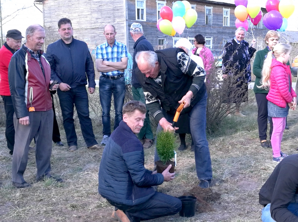 Fabrikas 120 gadu jubilejas svinībās šā gada maijā raisījās ne tikai atmiņas, bet tika arī daudz dziedāts, gaisā laisti baloni un iestādīti skujeņi. Fonā - ēka, kas savulaik celta fabrikas strādniekiem. 
Autors:  no RKMC arhīva