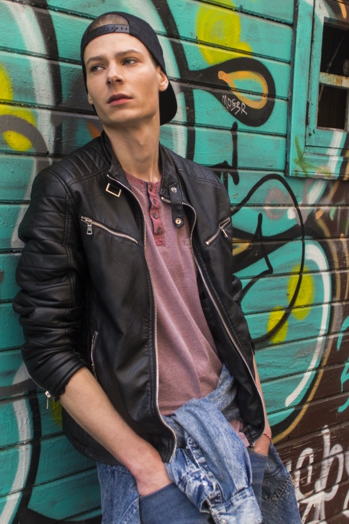 “Gribu iemācīties!” šos divus vārdus Jānis Paass izrunā bieži. Viņš saka paldies gulbenietei Līgai Vītolai, kura daudz viņam iemācījusi dejot un būt uz mēles. Tagad vēl viena prasme, ko Jānis grib iemācīties, ir labi zīmēt. Viņš meklē labu skolotāju!  
Autors: no personiskā arhīva