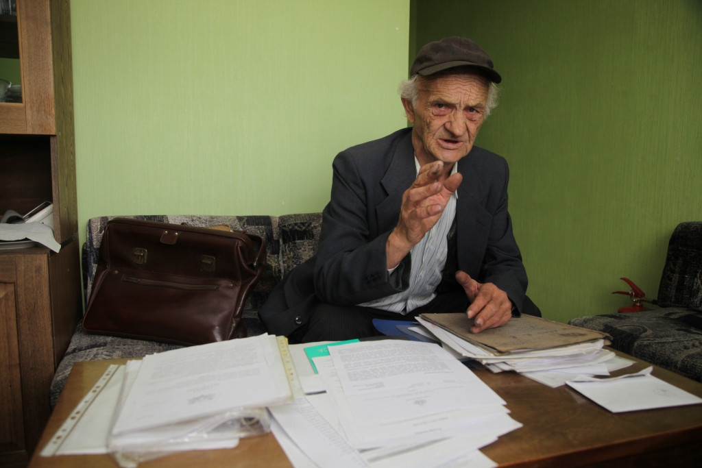 Aptina vecu vīru ap pirkstu! Viss sākās ar to, ka savā pastkastē Arvīds Lavrenovs atrada sludinājuma lapiņu ar kontaktinformāciju. Sazinājies ar nepazīstamiem cilvēkiem, kuri ātri iemantojuši uzticību. Tā nemanot viņš tika apmuļķots. 
Autors: Gatis Bogdanovs