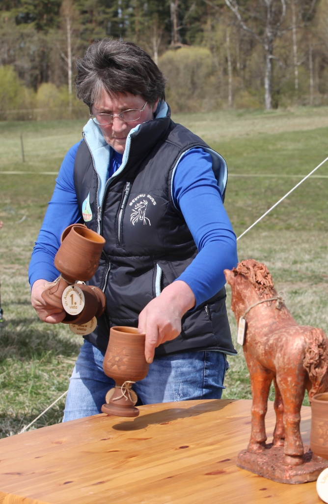 Pašu priekam, “Augstkalnu” saimnieki organizē zirgu rikšošanas sacensības “Beķeru kauss” pašu izveidotā prasībām atbilstošā laukumā. Šādas sacensības notika arī šajā pavasarī, kurās izcilus rezultātus uzrādīja paši to organizatori. 	
Autors: no “Dzirksteles” arhīva