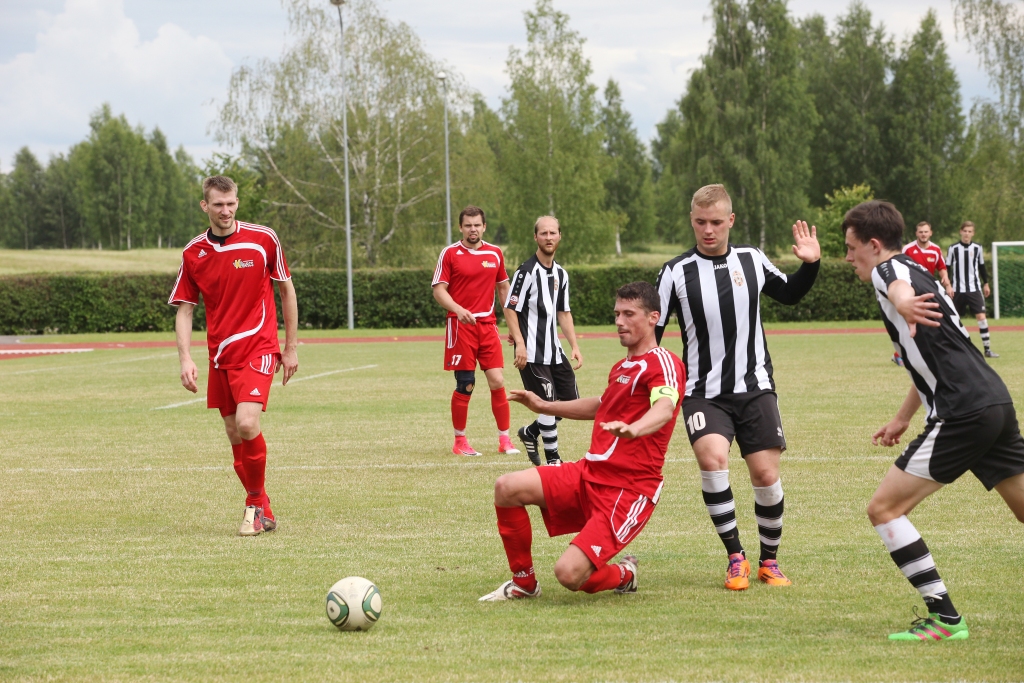 Otrajā puslaikā Mareks Kozlovskis (nr. 10), kurš gulbeniešiem guva pirmos vārtus, saņēma sarkano kartīti, bet Sandis Putniņš (trešais no kreisās) iesita otros un trešos vārtus. Spēle beidzās 3:1 gulbeniešu labā.
Autors: Gatis Bogdanovs