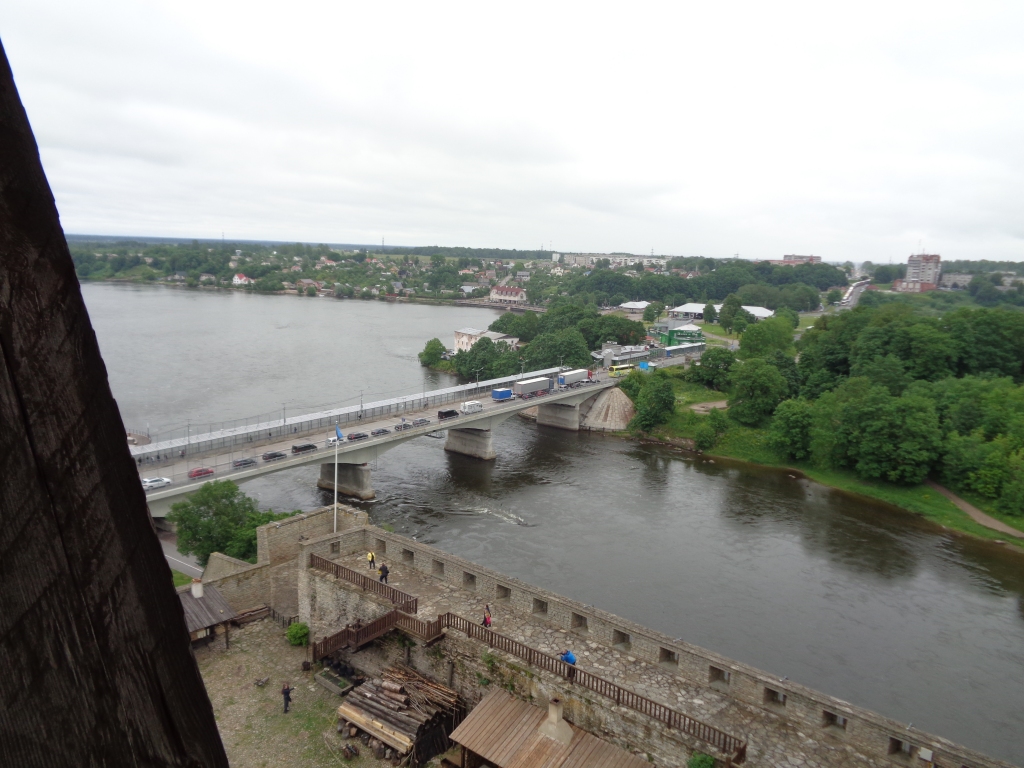 Skats uz Narvas cietokšņa ziemeļu pagalma restaurējamo daļu un robežtiltu, kas savieno Igauniju ar Krieviju.
Autors: Malda Ilgaža