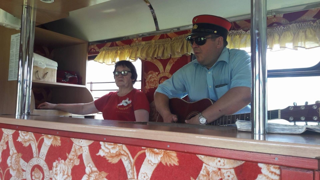 “Vecpāpanu” saimniecei Olgai Brencei lielākā daļa pasažieru vaicāja pēc rabarberu vīna, bet SIA “Gulbenes – Alūksnes bānītis” valdes loceklis Aldis Kreislers izklaidēja braucējus ar ģitāras spēli un dziesmām. 
Autors: Pārsla Konrāde  