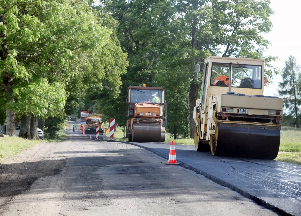 Stāmerienā norit asfaltseguma atjaunošana valsts nozīmes autoceļam, kas ved garām kapsētai. Braucējiem būvdarbu laikā ir jārēķinās ar ierobežojumiem.		
Autors: Gatis Bogdanovs