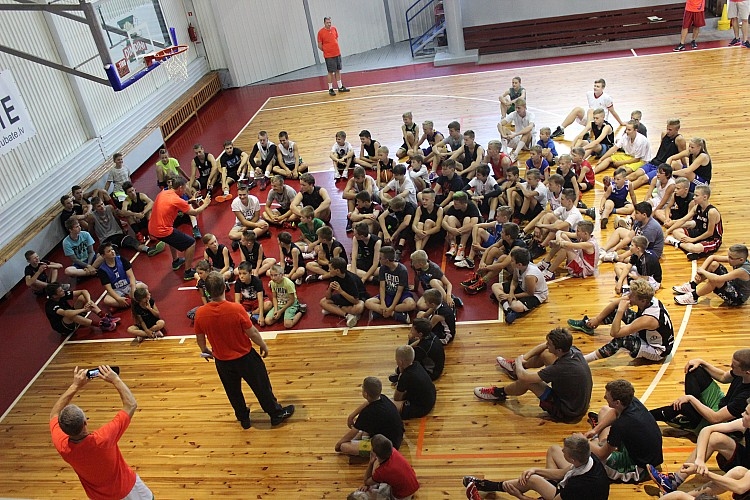 Arī pagājušā gada vasarā basketbola nometni organizēja Gulbenes novada bērnu un jauniešu sporta skola un sporta klubs no ASV “Athletes in Action”.
Autors: no gulbene.lv arhīva