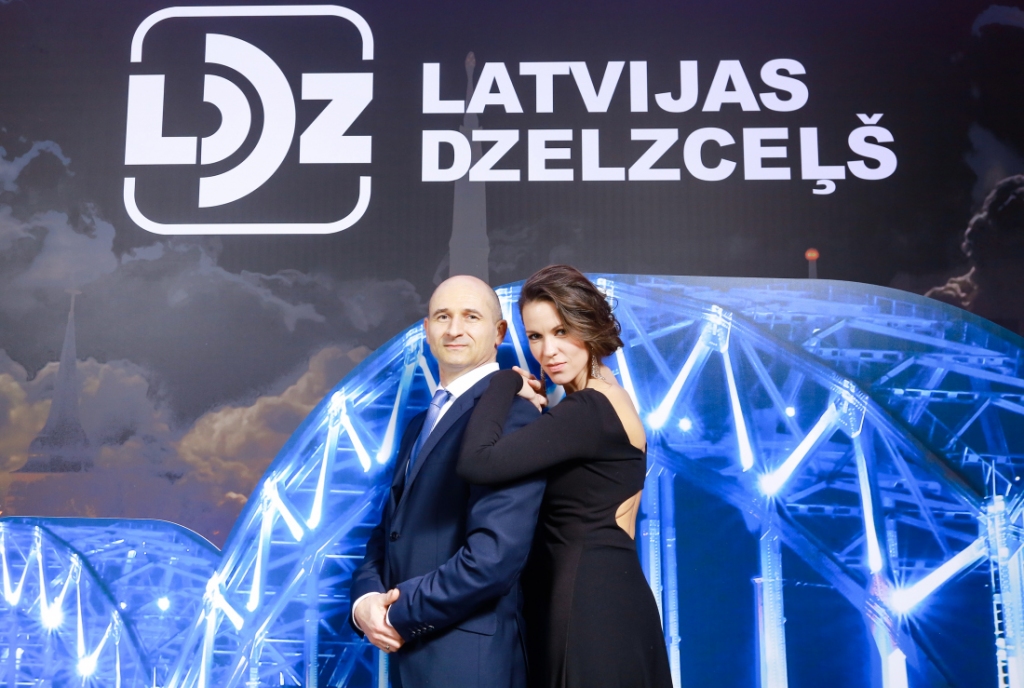 Fotogrāfija ir apliecinājums tam, ka Dainis Zvaners, viņa dzīvesbiedre Diāna un dzelzceļš ir nedalāmi, jo arī Diānu Dainis saticis, strādājot dzelzceļā.
Autors: no personiskā albuma