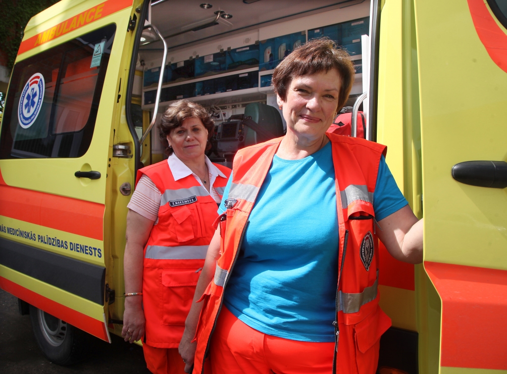 Par augstu profesionalitāti, glābjot cilvēku dzīvības, atzīmējot septiņu gadu jubileju, kopš Latvijā izveidots vienots Neatliekamās medicīniskās palīdzības dienests, Rīgā tika godināti dienesta darbinieki. Starp viņiem bija arī  Gulbenes brigāžu atbalsta centra mediķes. Apbalvojumu “Pateicība” saņēma Gulbenes brigāžu atbalsta centra neatliekamās medicīnas ārsta palīdzes Edīte Maksimova un Iveta Zurkova (no labās). 
Autors: Gatis Bogdanovs