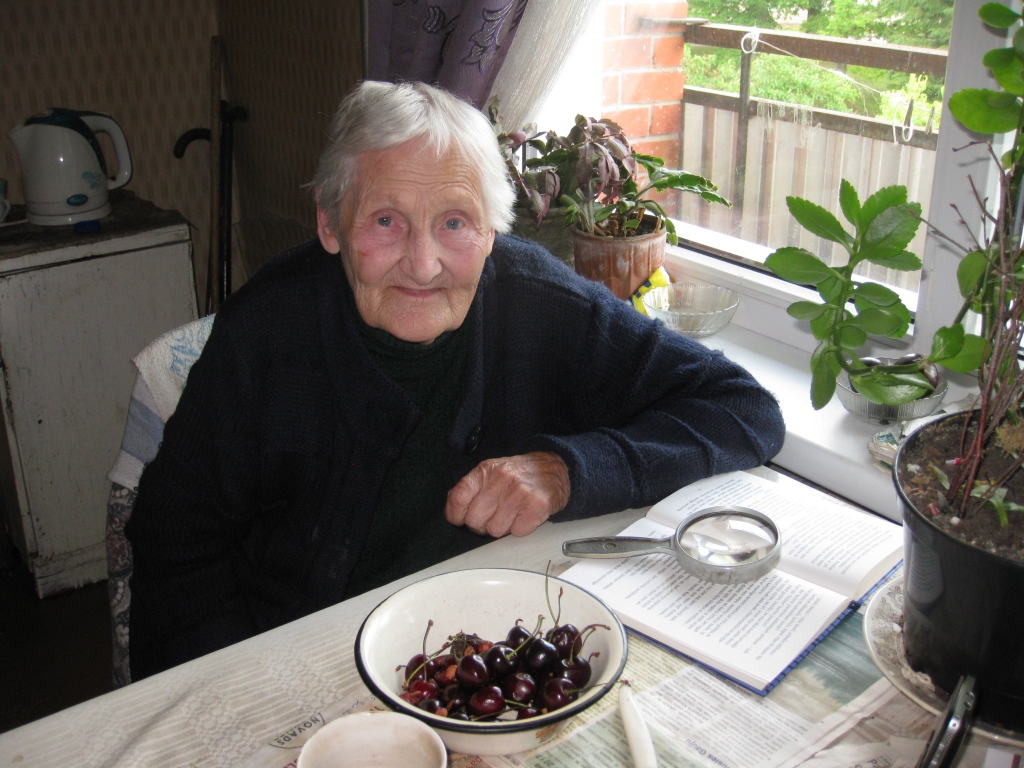 Asja, neraugoties uz cienījamo vecumu, ir liela grāmatu lasītāja. Lasa katru dienu. Otra lielā viņas mīlestība ir puķes. 
Autors: Diāna Odumiņa