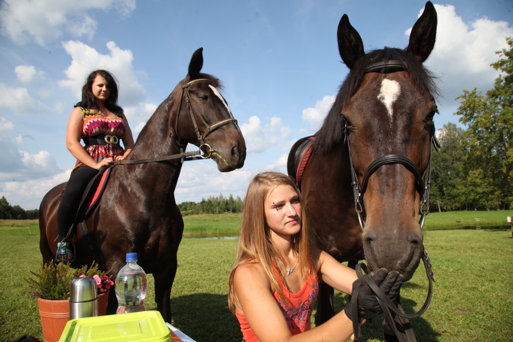 Saimniecībā “Purenes” pēc iepazīšanās ar zirgiem un instruktāžas, zinošās saimnieces Mairitas (no labās) pavadībā varēs doties nesteidzīgā pastaigā pa dažādiem maršrutiem un vērot apkārtnes ainavu daudzveidību. 	
Autors: Gatis Bogdanovs