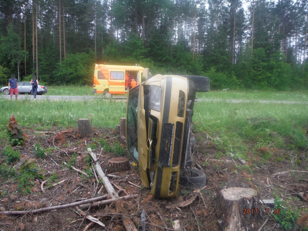 Attēlos no notikuma vietas redzams, ka automašīna ir smagi bojāta, kā arī negadījumā cieta automašīnas vadītājs un trīs pasažieri – 1985.gadā dzimis vīrietis, 2000.gadā dzimusi sieviete un 1991.gadā dzimis vīrietis.
Autors: no policijas arhīva
