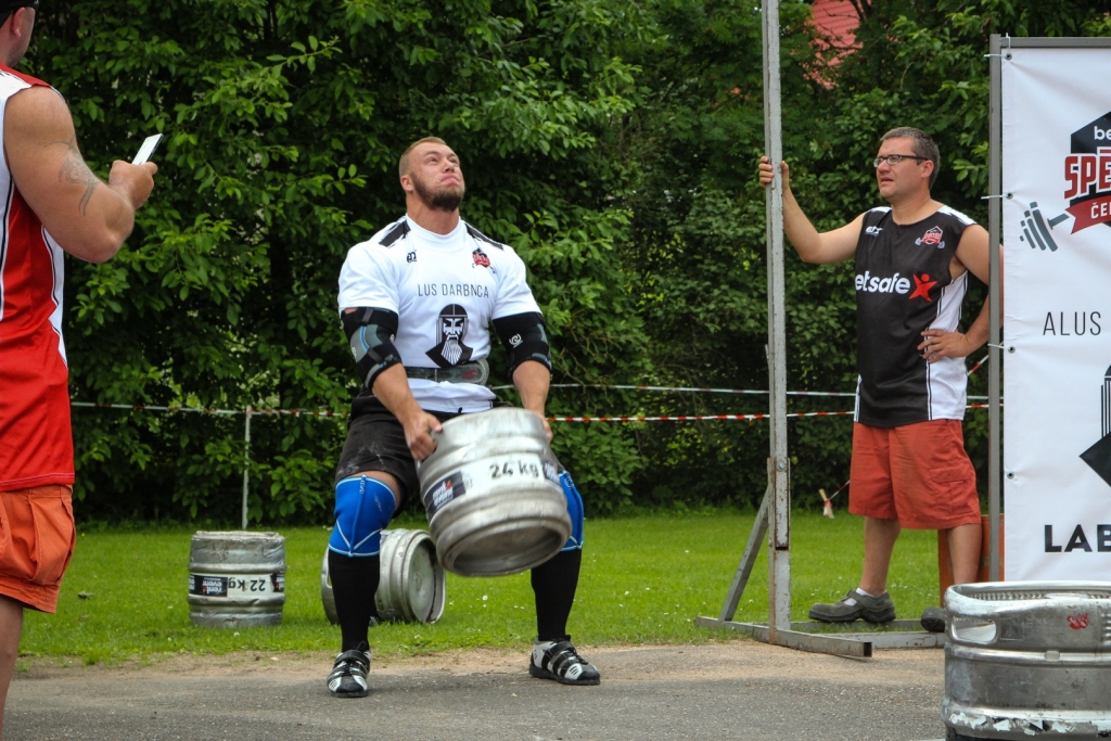 Sandis Ķiploks atzīst, ka pirms sacensībām vienmēr izjūt satraukumu, pat ēstgriba pazūdot. Taču tad, kad jau pilda uzdevumu, pārņem tāds adrenalīns, ka bieži vien nedzird pat skatītājus, jo fokusējas tikai uz darāmo.
Autors: no personiskā arhīva