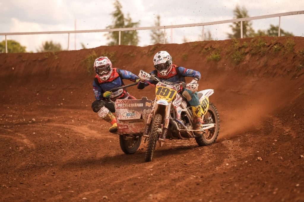 Kārtējo reizi lielisku sniegumu uzrādīja gulbenietis Didzis Gorbenko ar savu pārinieku Artūru Linteru. Pagājušajā sestdienā Viļakas mototrasē norisinājās Latvijas motokrosa čempionāta piektā posma sacens1ibas blakusvāģu un kvadriciklu klasēs. D.Gorbenko/A.Lintera ekipāžai kopvērtējumā - 5.vieta.
Autors: A.Kukuškins