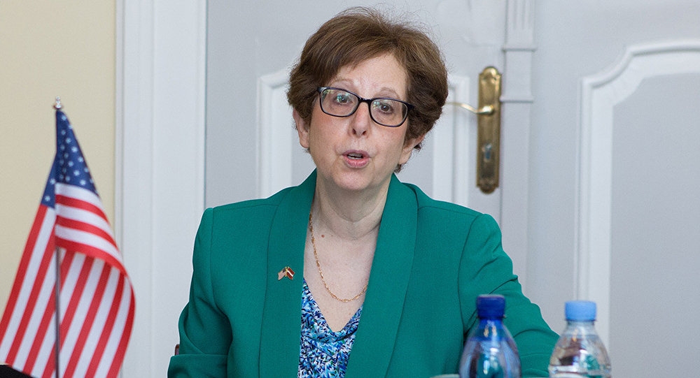 ASV vēstniece Latvijā Nensija Bainofe Petita.  