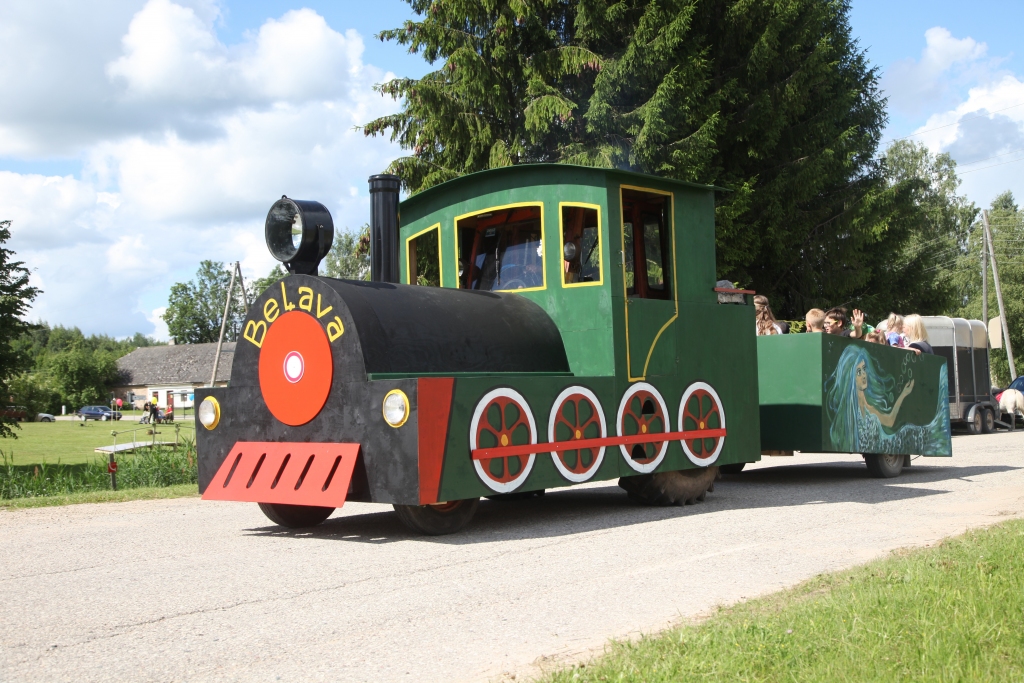 Beļavieši savu bānīti izmēģināja jau pagasta svētkos pagājušajā sestdienā, kad ar to brauca modināt pagasta ļaudis, kā arī vizināja bērnus.
Autors: Gatis Bogdanovs