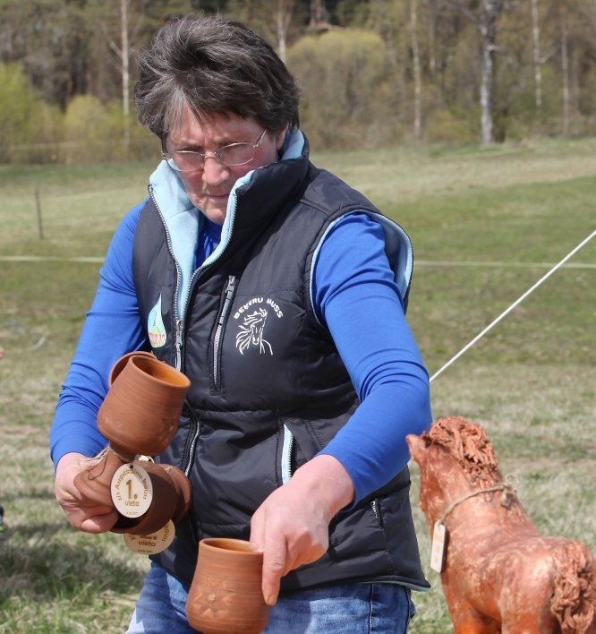 Pašu priekam, “Augstkalnu” saimnieki organizē zirgu rikšošanas sacensības “Beķeru kauss” pašu izveidotā prasībām atbilstošā laukumā. Šādas sacensības notika arī šajā pavasarī, kurās izcilus rezultātus uzrādīja paši to organizatori. 	
Autors: no Dzirksteles arhīva