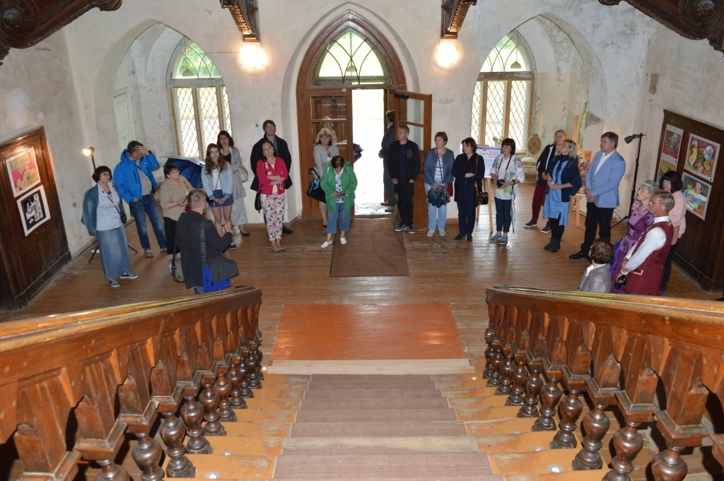 Latvijas Piļu un muižu asociācijas pārstāvji pieredzes apmaiņas brauciena laikā viesojās arī Beļavas muižā un Stāmerienas pilī (attēlā). 
Autors: no Dzirksteles arhīva