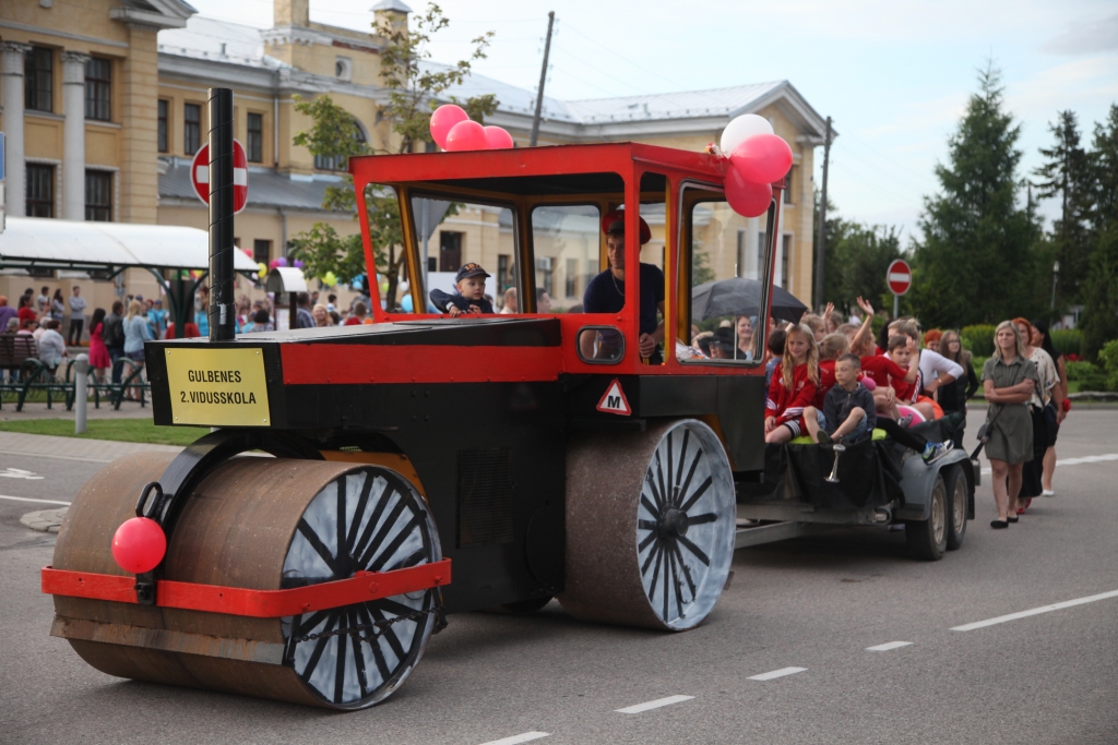 Bānīšu gājienā ar “smagāko” sastāvu startē 2.vidusskolas kolektīvs. 			
Autors: Gatis Bogdanovs