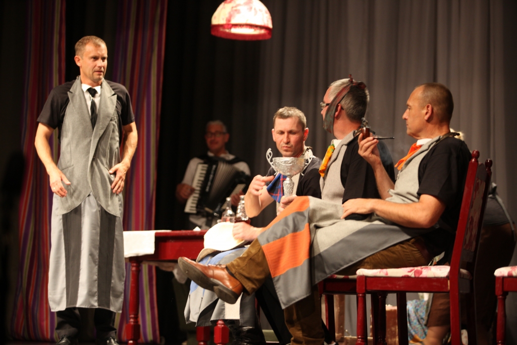 Galvenajā – provinces skolotāja - lomā iejuties Nacionālā teātra aktieris Uldis Anže (no kreisās). Viņam piespēlē Gulbenes Tautas teātra “vecā gvarde”: Juris Zeibārts (no labās), Druvis Brenčs un Zintis Borodkins. Muzikālo fonu veido mūziķis Valdis Zilveris. 	
Autors: Gatis Bogdanovs