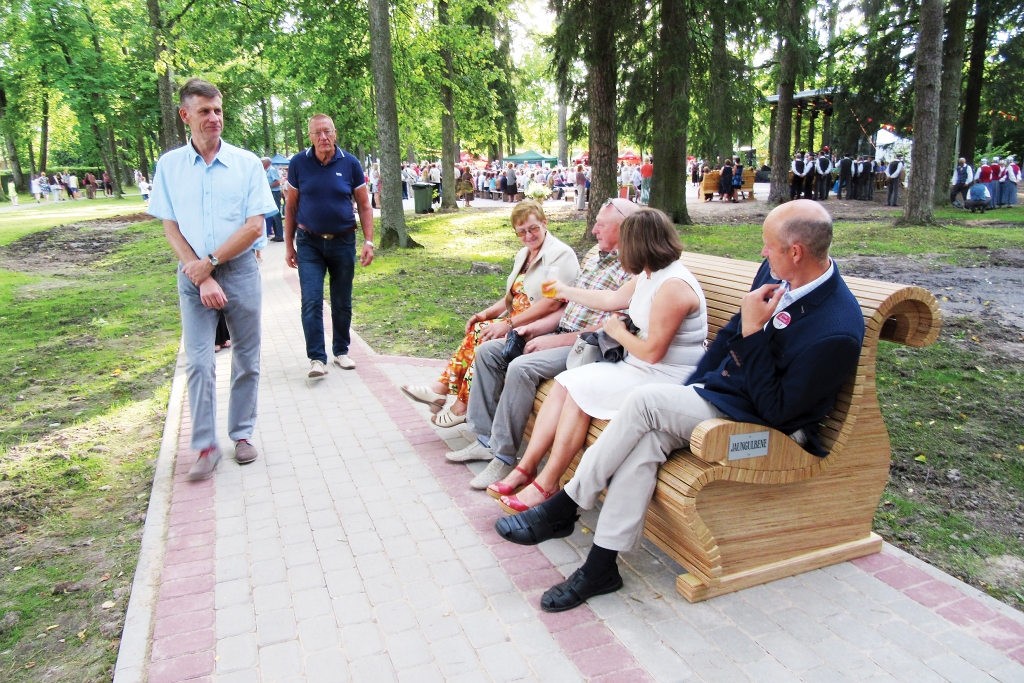 Jaungulbenes “Sapņu” sols tapa vietējā uzņēmēja Aināra Cinkusa galdniecībā. 
Autors:  Inese Indzere
