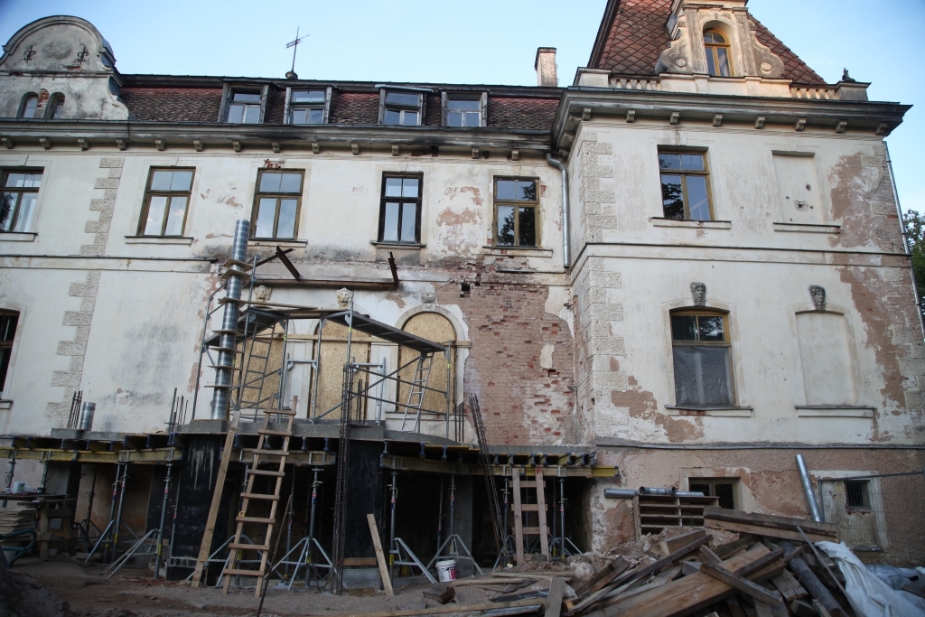 Stāmerienas pils vienmēr ir piesaistījusi interesentus un tūristus. Tagad tur notiek brūkošā balkona pārbūves darbi. 
Autors: Gatis Bogdanovs