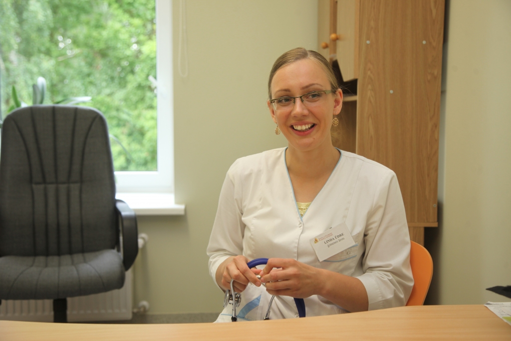 Pagājušā gada nogalē darbu uzsāka jaunā ģimenes ārste Linda Ūdre. Pieņemšanas laiks pacientu ērtībām tiek organizēts gan pēc iepriekšēja pieraksta, gan arī “akūtajās stundās” rindas kārtībā bez pieraksta.
Autors: Gatis Bogdanovs