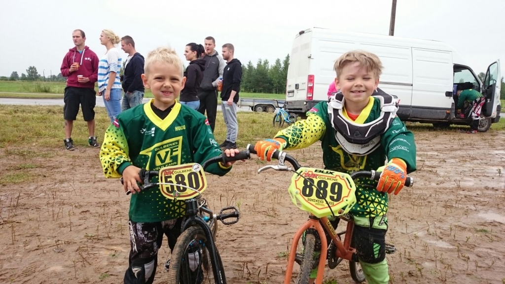 Lai arī lija lietus, BMX sacensībās netrūka nedz dalībnieku, nedz līdzjutēju.	
Autors: no personiskā arhīva